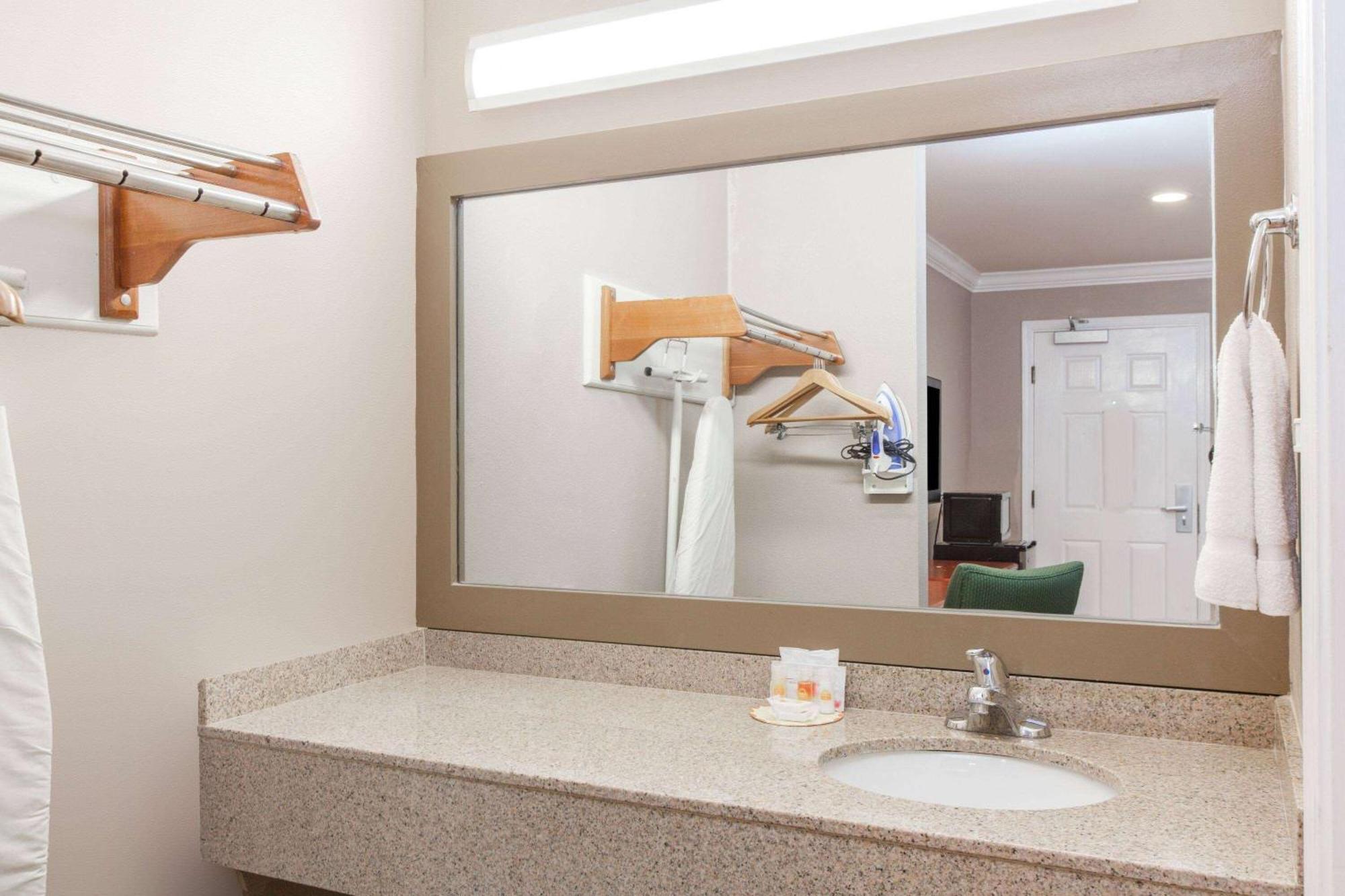 Hotel Days By Wyndham San Francisco S/oyster Point Airport